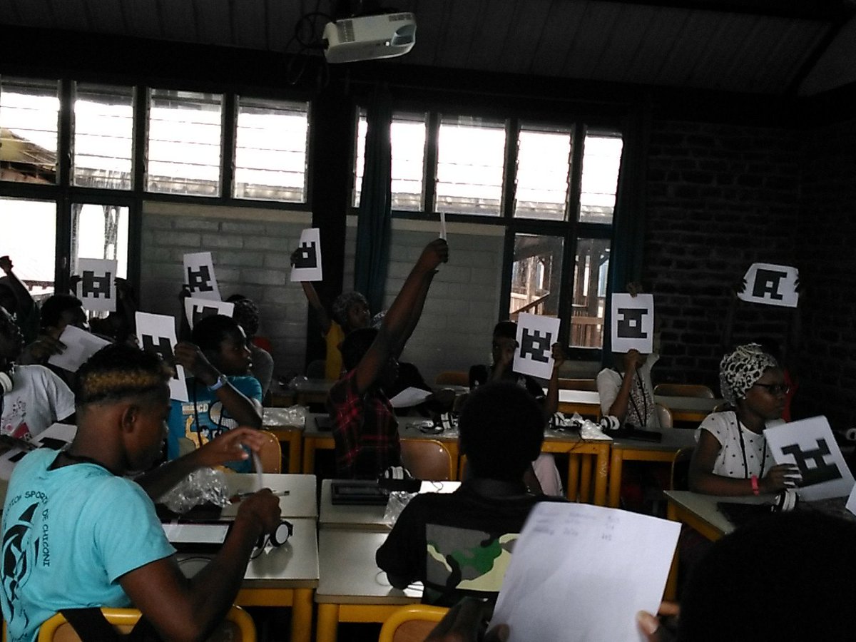DraneMayotte's tweet photo. #plickers en cours d'#HG au collège de #Chiconi https://t.co/tcB5LWoFk8