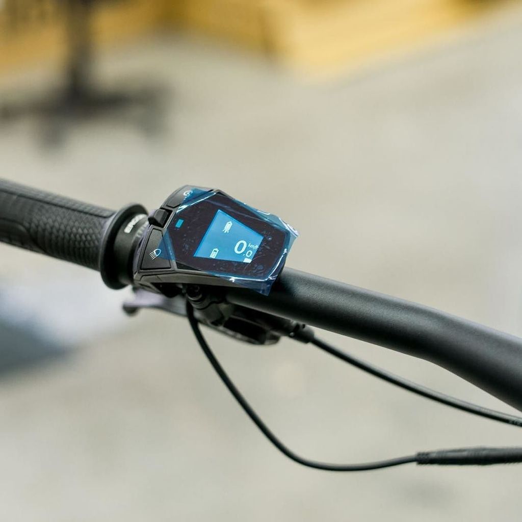 ROTWILDBIKES's tweet photo. Assembling the display unit. The new Marquardt Remote offers a simple control of support levels and other functions during your ride. And itβs easy to read in sunshine and darkness.β
.β
.β
#rotwildrider #rotwildbikes #rxplus #mtb #enduro #enduromtb #β¦ https://t.co/TV0kxEMOZz https://t.co/sLyLSmY92p