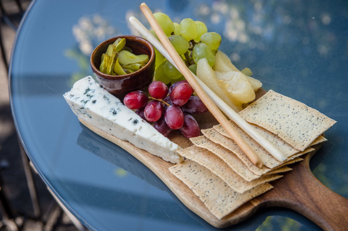 loop_roof's tweet photo. Loop Roof cheese board: Cardamon, pear, honey, grapes, grissini & lavosh.
#cheeseboard #wineandcheese #foodie #looproof #cheeseplate #tastingtable #foodblogger #melbournefood https://t.co/yCEym4spBg