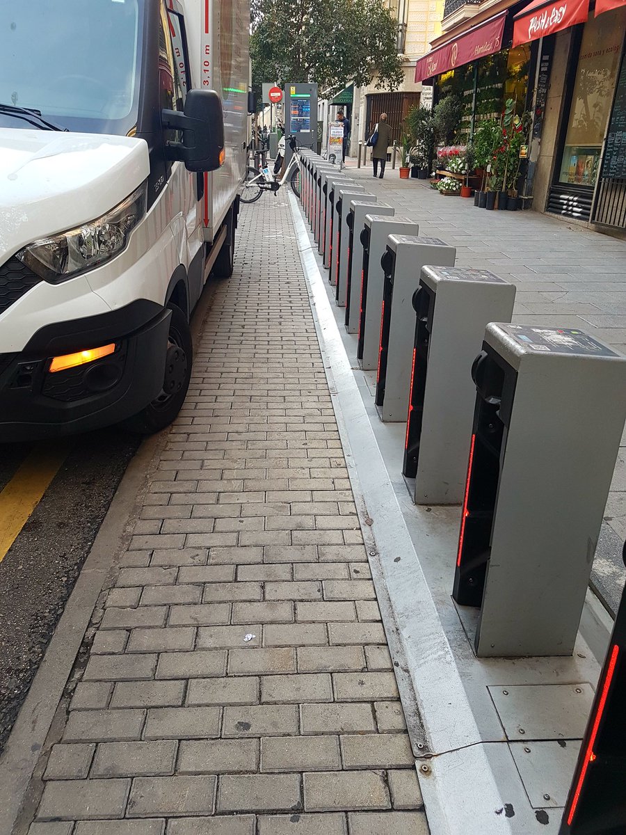 Thisisbateman's tweet photo. Este hueco es para poner bicis, no sus furgonetas... que para eso tienen sus espacios de carga y descarga. 

@MADRID @BiciMAD #todoslosdiasigual #bicimad #respeto https://t.co/o8bLACPS4n