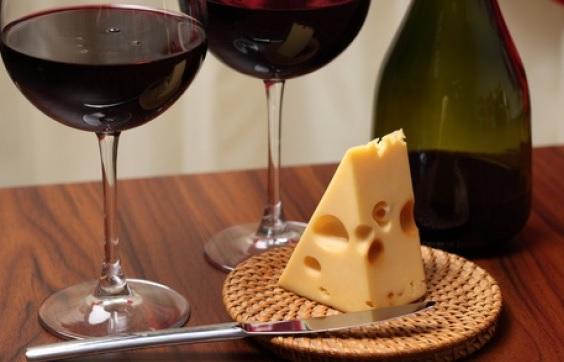 drhector5's tweet photo. queso, vino tinto y a dormir que mañana es un día largo https://t.co/WVRT7zavFt