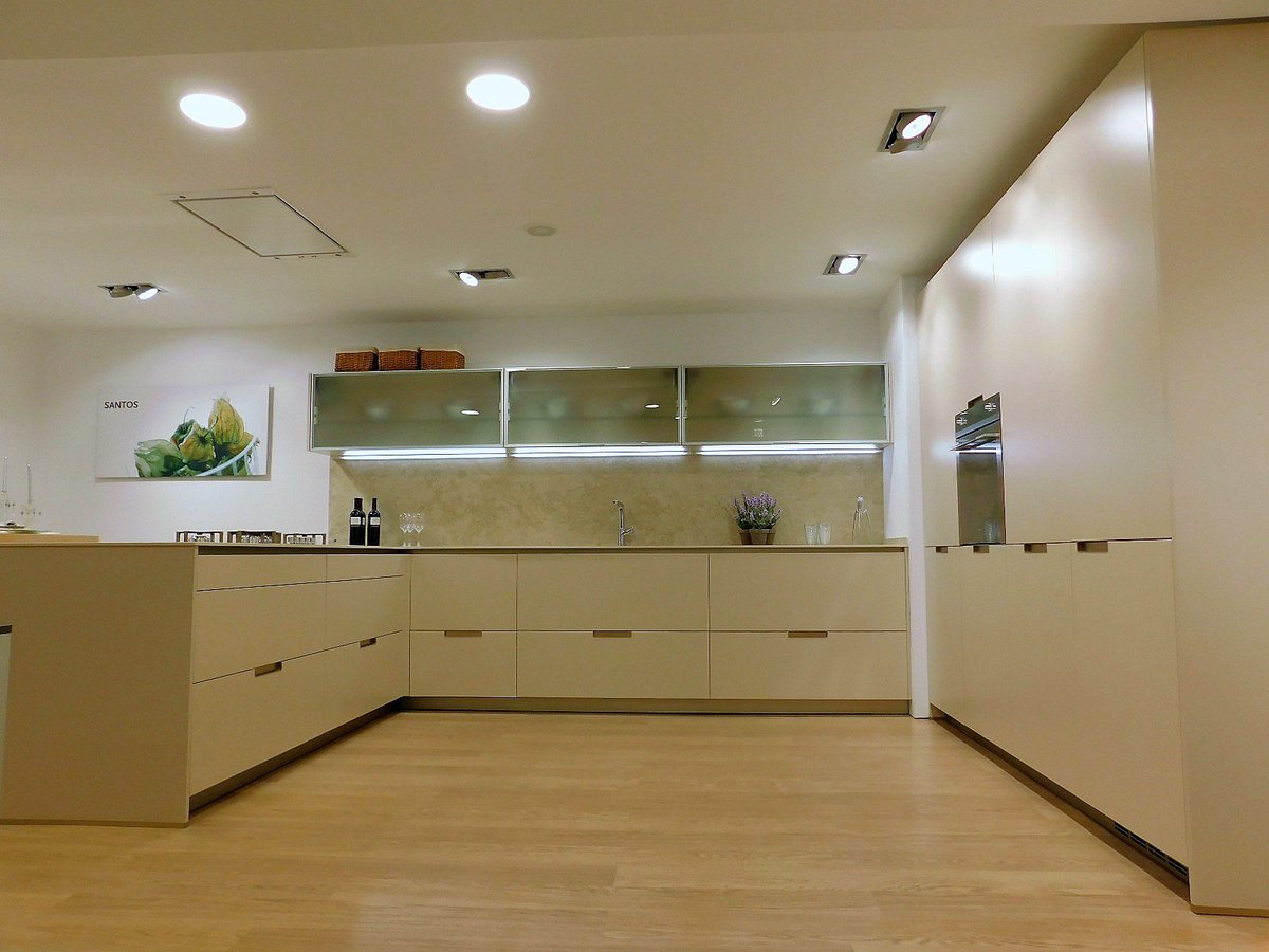 1CUINA's tweet photo. El nostre showroom.#cuina1 #disseny #santos #espais #mobles https://t.co/jD5tLi8Rg7