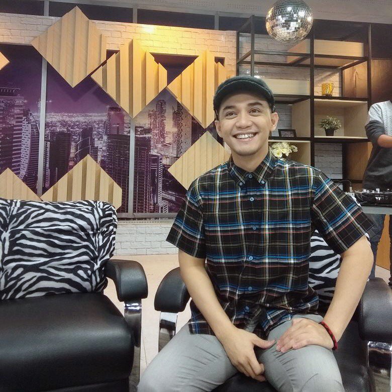 RODHAINofficial's tweet photo. Ichsan Akbar wore Rodhain's short sleeve checkered shirt in black during the taping of his show 'LOELEBAY' on O Channel TV. Styling by Yusuf Hairul Imam.

#Rodhain #HeartoftheSea2017 #Menswear #LOELEBAY #OChannelTV https://t.co/TWZ3YR9C7O