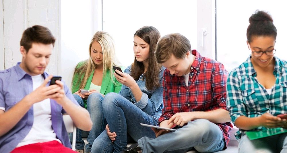 Подросток с телефоном. Ценности современных подростков. Образ жизни современного подростка. Современная молодежь и технологии. Общение в сети.