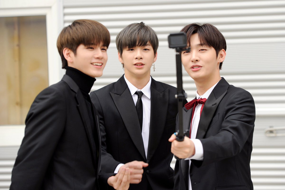 SBS_Masterkey's tweet photo. #워너원 #강다니엘 #옹성우 #윤지성 이 조합 대찬성이요! 꺄아 😍세 사람이 촬영 중인 셀프카메라 영상! 지금 폭풍 편집 중입니다~ 내일(금) 공개할테니까 많이 기대해주라주 #마스터키 #Masterkey 토요일 오후 6시 10분 https://t.co/uohhepqr2m