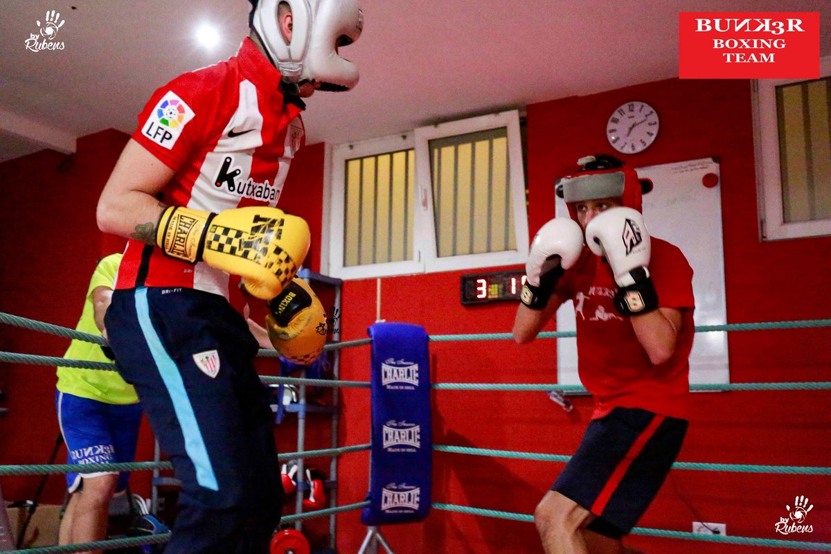 EuskoBox's tweet photo. Gran futbolista, una zurda de seda y una inteligencia enorme para ver el juego @ageraketxe . Pero ¿quién es el boxeador? Sparring en #BUNK3R #Boxeo en #Romo #Getxo #Bizkaia https://t.co/evORPj07TF