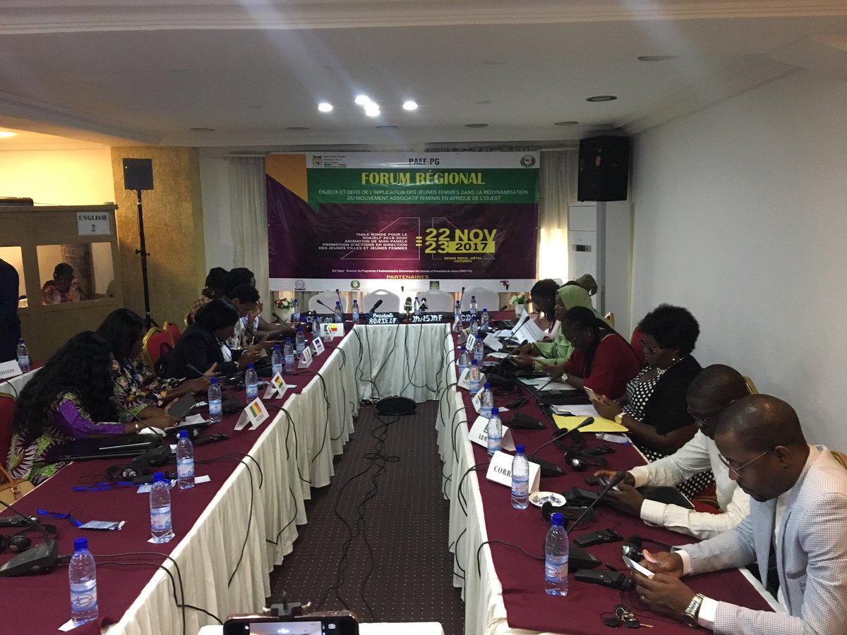 Deuxième journée du forum régional du #ROAJELF sur les enjeux et défis de l'implication des jeunes femmes  
#ForumRoajelf2017 #Afrique