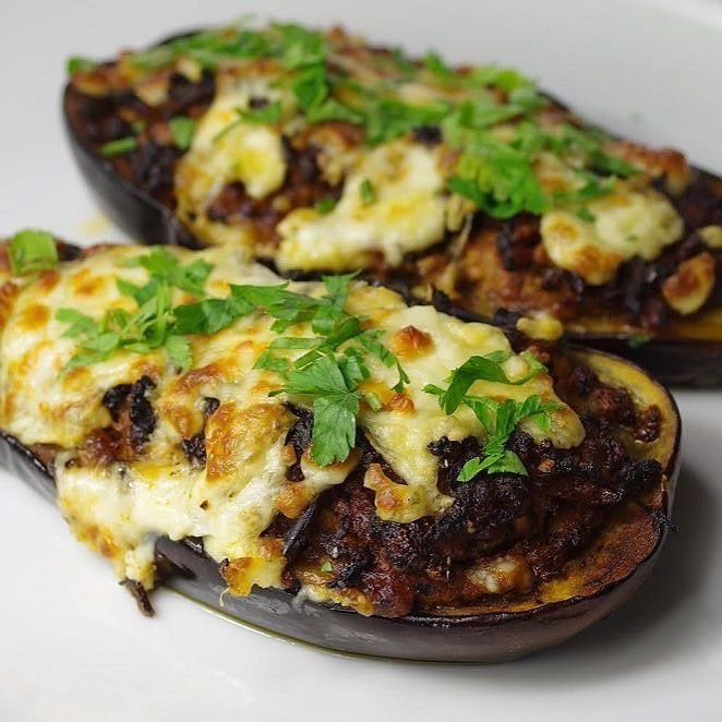 Geroosterde en gevulde aubergine met lamsgehakt &amp; halloumi. Een heerlijke combinatie van ingrediënten, die perfect samen gaan. Geserveerd met de koude tomatensalade komen er erg veel smaken en structuren bij elkaar. Probeer dit  bijzondere gerecht deze week uit bij Aangenaam…