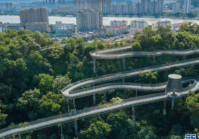 Sport_Web_I's tweet photo. La ville chinoise de #Fujian, dans le province de #Fuzhou, ouvre une piste de #running aérienne baptisée #FukRoad. Selon ses concepteurs, elle serait à impact négatif zéro sur l'écosystème forestier qui l'entoure. 

⬇️ https://t.co/FuSzdY3sEx