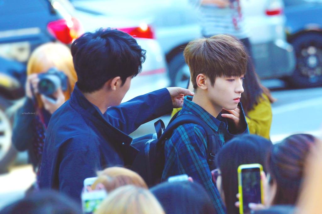 meaniearchive's tweet photo. mingyu taking care of wonwoo ❤ https://t.co/pRwim24YKJ