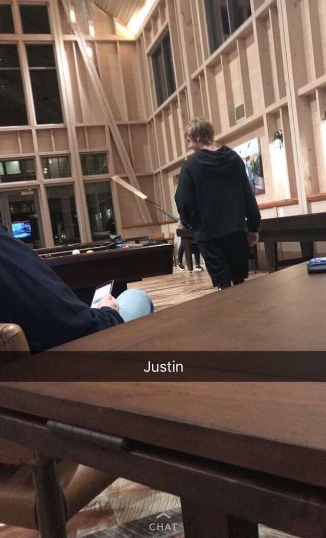 bieberfbra's tweet photo. 22.11 | Fotos de Justin Bieber jogando sinuca na Carolina do Norte. https://t.co/4ABw2JPvxW