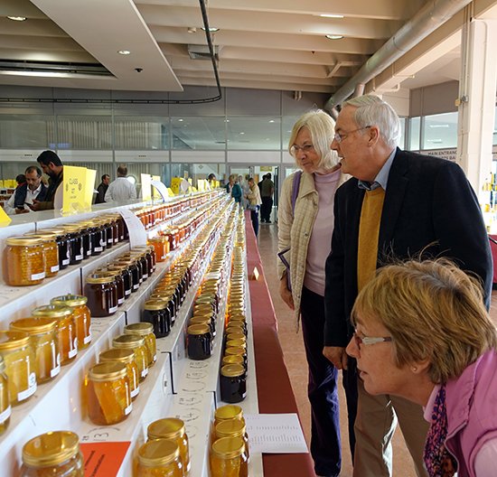 MantelFarm's tweet photo. Congratulations to Fern &amp; our very own #beekeeper Graham for being awarded the Sussex Berry Cup @nathoneyshow this year at Sandown Park. In class 252 they came 1st and 2nd. Well done! 🥇👏🐝🍯https://t.co/MYlsKfOixi https://t.co/UZN5Cvfd6L