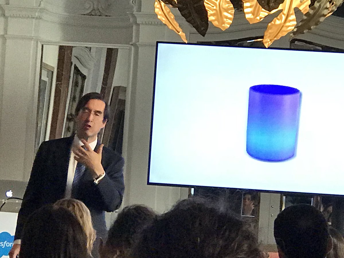 MercedesWullich's tweet photo. #SWN17 @salesforce @MarioAlonsoPuig Crear espacios de creatividad donde las diferencias aportan valor. El círculo y el rectángulo están incluidos en esta imagen pero nadie lo ve. @mujeresycia https://t.co/04oNma9lPT