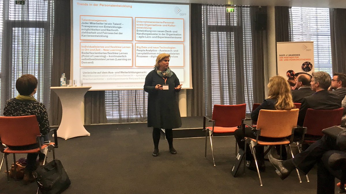 HashtagHRBlog's tweet photo. “#NewWork braucht New Learning – Lernen muss selbstgesteuerter werden und mit Organisations- und Kulturentwicklung verzahnt werden! Der MA ist mitverantwortlich für die eigene Entwicklung...” meint @HeuerKatharina bei der @dgfp Jahrestagung Personalentwicklung https://t.co/WkLOjbDNJc