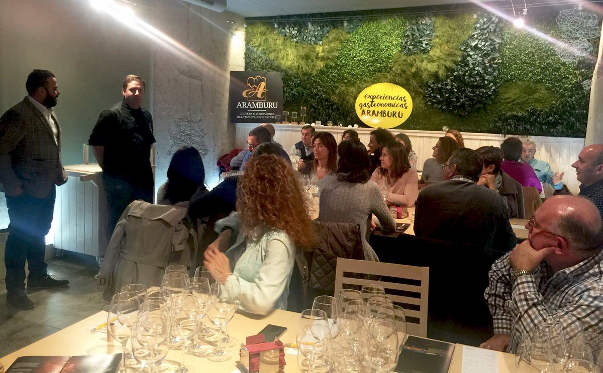 AramburuGastro's tweet photo. ¡Fantástica la cata de vino de anoche de @bodegasmuga de la mano de su sumiller @valmodovar1!

Hemos aprendido, disfrutado y pasado un gran rato.

Muy pronto, más #Experiencias #Gastronómicas #Aramburu... 

#cultura #gastronómica #Asturias #Rioja #winelovers #bodegas #viñedos https://t.co/oPbrJmNvSm