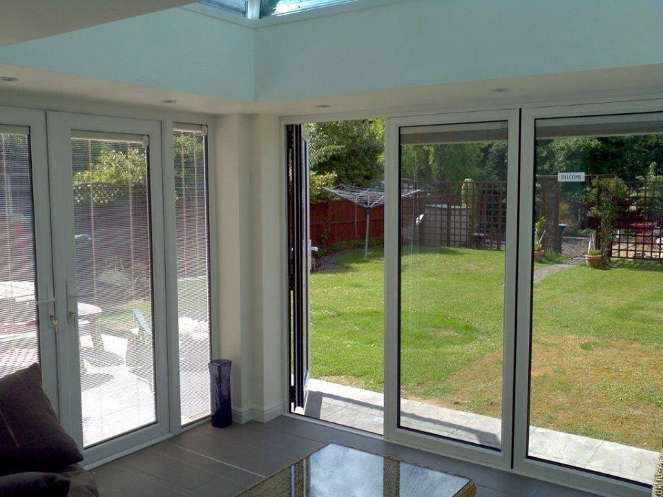 FRAMEXPRES5's tweet photo. We provide the highest standards giving customers complete peace of mind. Here integral blinds in #bifold doors &amp; #French doors, as well as thermally efficient #roof #glass gave homeowners additional space they can use every day. #lifestylechoice #definingQuality FrameXpress Ltd https://t.co/Cs5h9OzR9g