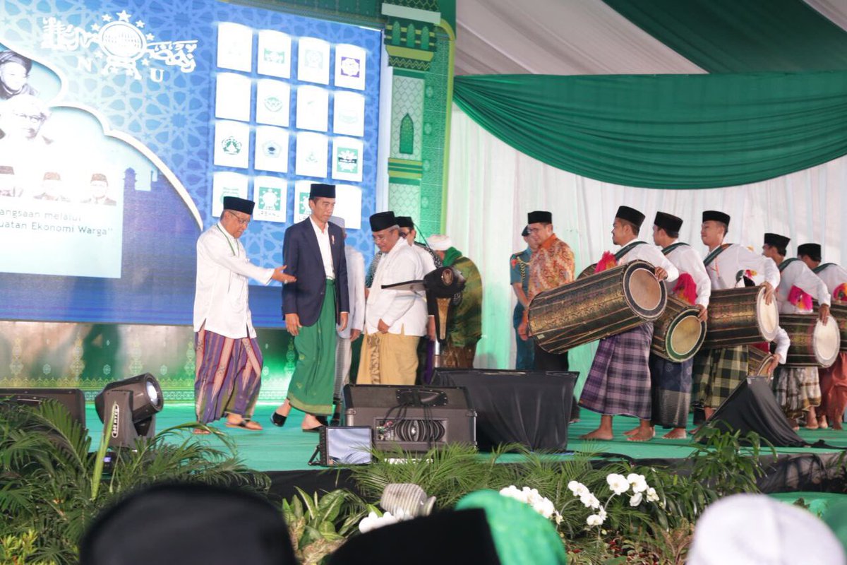 KemnakerRI's tweet photo. Presiden @jokowi secara resmi membuka Munas NU dan Konferensi Besar Alim Ulama NU di Masjid Raya Hubbul Wathan, Kota Mataram, NTB (23/11). https://t.co/gVJzqnlRtE