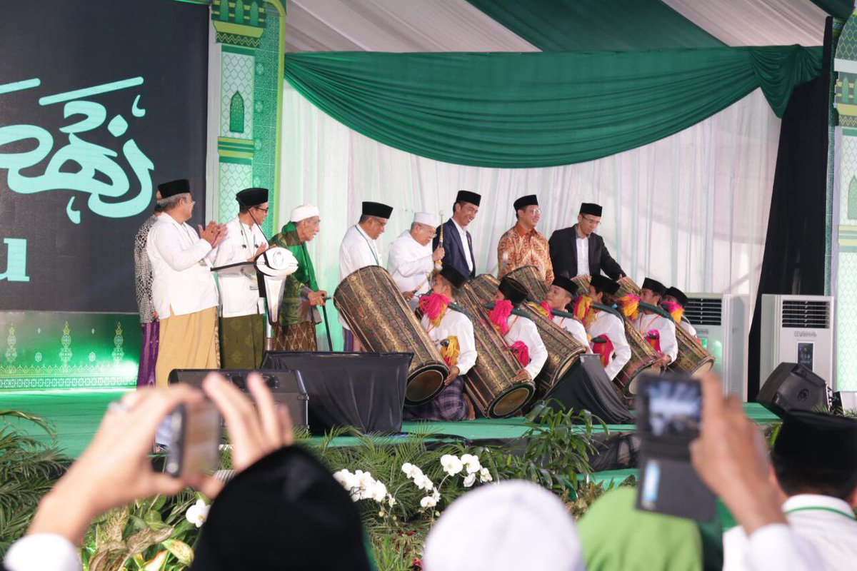 KemnakerRI's tweet photo. Presiden @jokowi secara resmi membuka Munas NU dan Konferensi Besar Alim Ulama NU di Masjid Raya Hubbul Wathan, Kota Mataram, NTB (23/11). https://t.co/gVJzqnlRtE