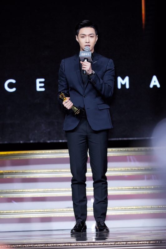weareoneEXO's tweet photo. #레이, 제 14회 중국 ‘ESQUIRE MAN AT HIS BEST’ 시상식에서 ‘Man of the Year’ 수상🏆✨

#엑소 #EXO #LAY #张艺兴 https://t.co/rpYltBppLI
