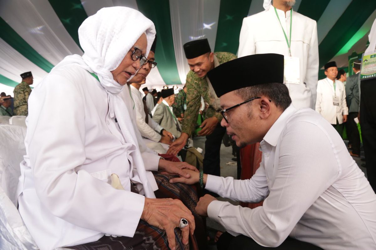 jenDarain's tweet photo. #MenteriZamanNow itu tak lupa darimana Ia berasal. Apapun jabatannya kalau sama Kyai tetep takdzim..

In frame: Menaker @hanifdhakiri sungkem sm KH. Anwar Mansyur Rois Syuriah PWNU Jatim. #MunasKonbesNU cc: @nu_online @UmarMasdar @PartaiSocmed @sahaL_AS @na_dirs https://t.co/DSxqK8vUHJ