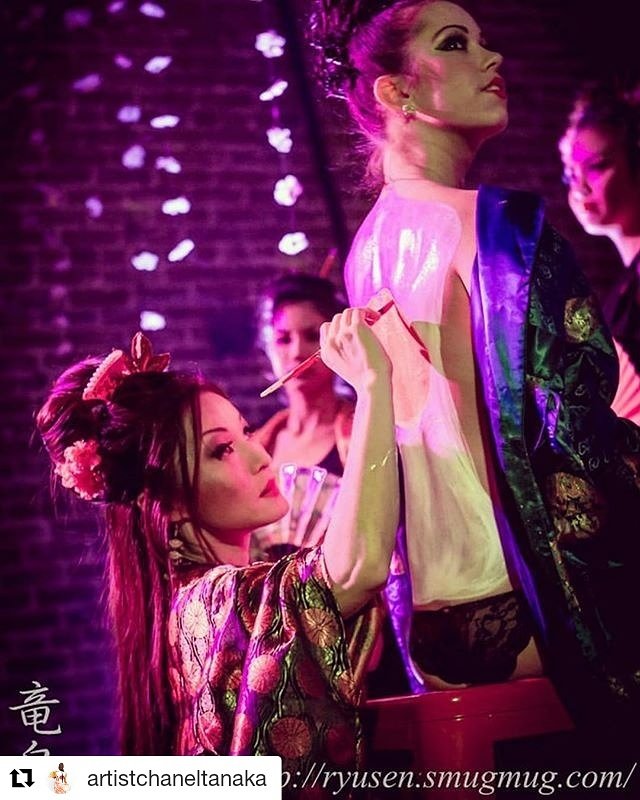 LoadingZoneArts's tweet photo. Four years ago we did a #Geisha show featuring @ChanelTanaka and her work. Today we'd just like to give her a little #shoutout for keeping this ancient Japanese tradition alive with so much elegance. 😍😍😍 #Womenofart #WCW #Art #performance https://t.co/bEh7ofxEZy