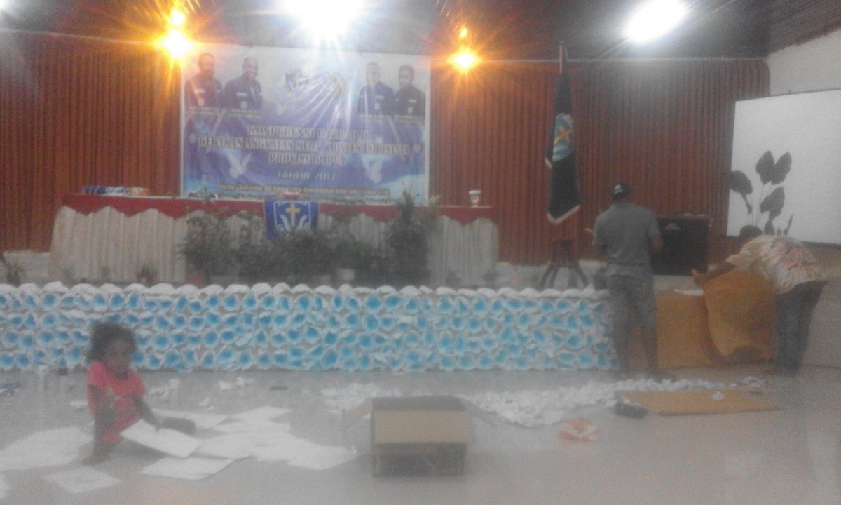 GamkiPapua's tweet photo. Persiapan lokasi pembukaan KONPERDA II GAMKI Papua di Aula Diklat Sosial Prov. Papua, Kamp Key, Abepura, Jayapura. 💪💪💪 https://t.co/2XsLOdymE7