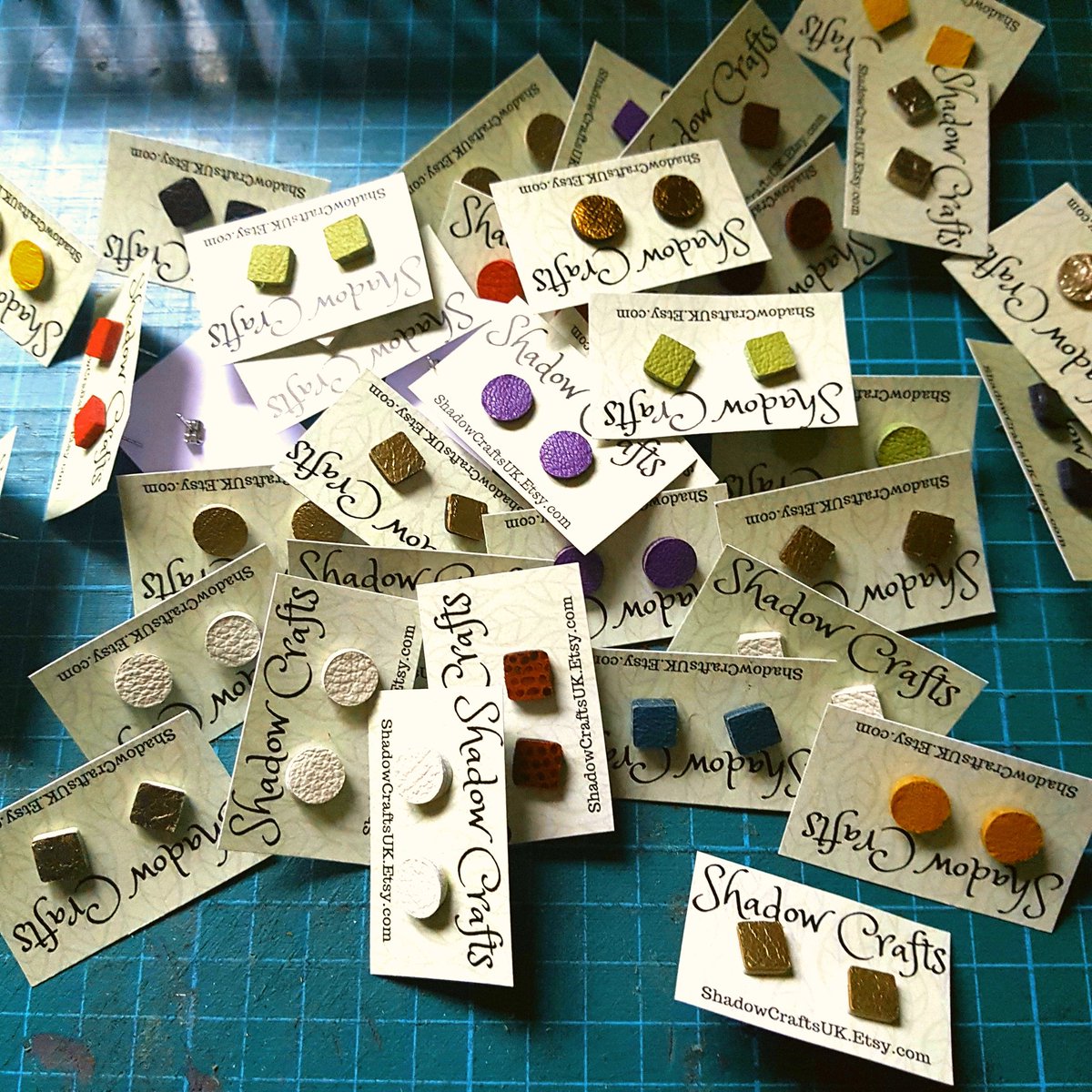 Shadow_Crafts's tweet photo. Packaging leather studs. #Fairprep #emlsheff17 #etsysheff #handmade #etsyuk #craftfair #buyhandmade #madeinsheffield #buylocal #supportsmall #supportlocal #Supportsmallbusiness #shadowcrafts #leathercraft #leathergifts https://t.co/I9CIx6Am63