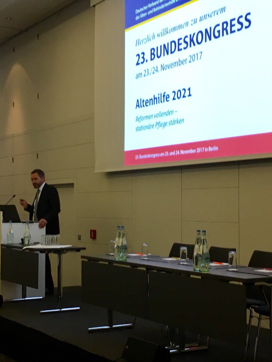 Altenheim2_0's tweet photo. Leidenschaftlicher Auftakt des #DVLAB Bundeskongresses 2017. Bundesvorsitzender Peter Dürrmann: „Nachtdienst 1:50 ist Körperverletzung! Wir brauchen jetzt und nicht erst 2020 Personalverbesserungen.“ https://t.co/0yD9wIlG4H
