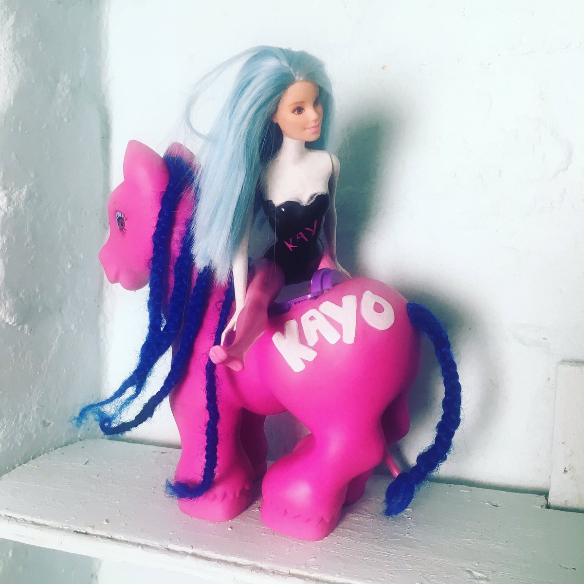 kayo_official_'s tweet image. KAYO Barbie/ pony combo for the #shadow videoclip 💖#smartmerch