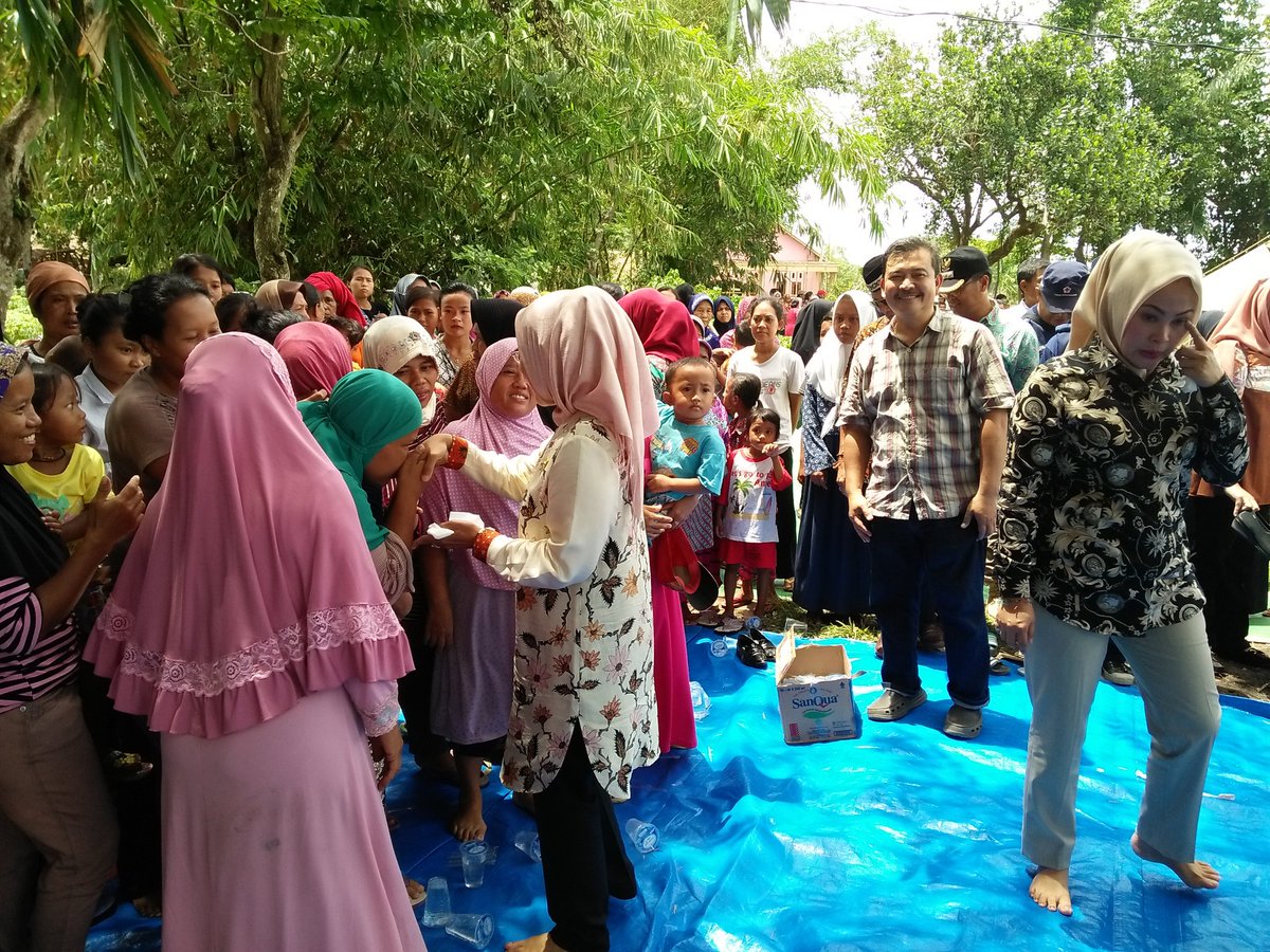 irawan_biham's tweet photo. #PendampingBanten 
Kunjungan bupati serang dan dewan ke kecamatan cikande kab. Serang kelokasi bencana angin putingbeliung https://t.co/wij69fUGts