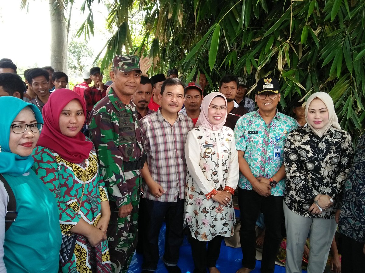 irawan_biham's tweet photo. #PendampingBanten 
Kunjungan bupati serang dan dewan ke kecamatan cikande kab. Serang kelokasi bencana angin putingbeliung https://t.co/wij69fUGts
