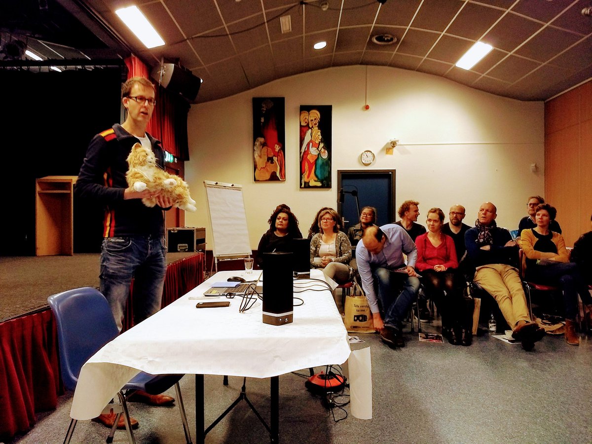kittyvandenhoek's tweet photo. Robotkat van 300 dollar draagt bij aan ontspanning en welzijn van cliënten met verstandelijke beperking bij de @Amerpoort @Zeijkamp  #soctech https://t.co/KnDYsyiU3T