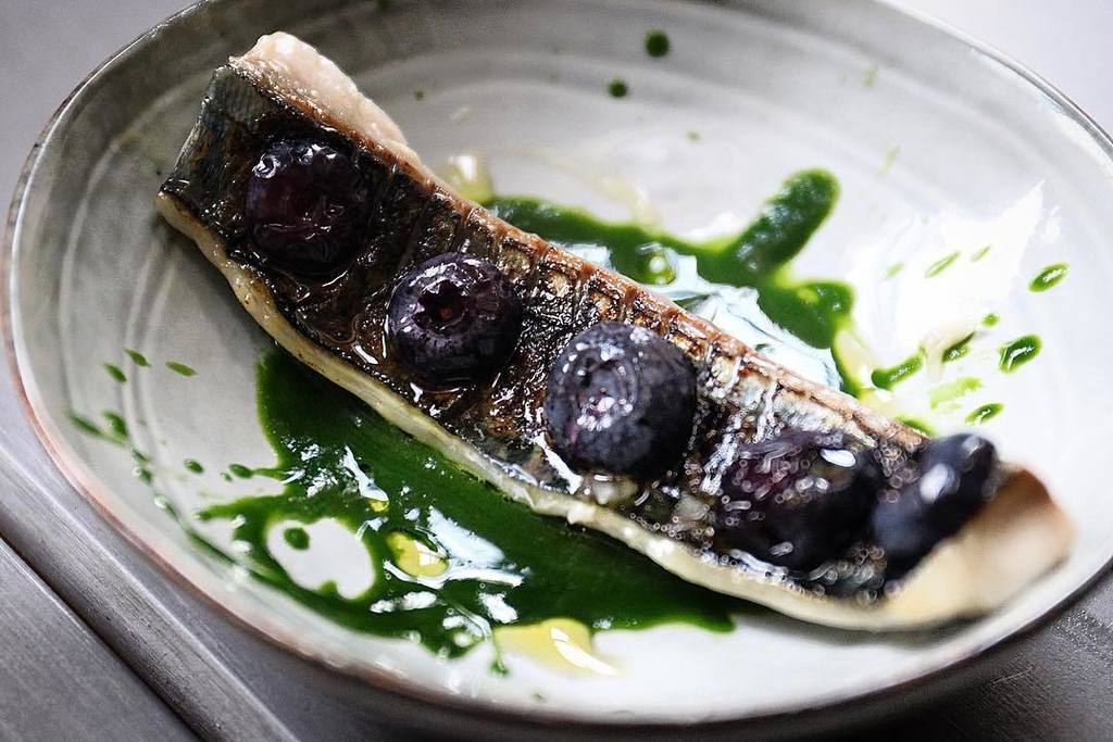 GabeWaterhouse's tweet photo. Mackerel, parsley, pickled blueberries, olive oil https://t.co/al594BbLI7 https://t.co/dMl2xsLca9