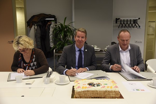 Gemeente_Veere's tweet photo. Vanochtend ondertekenden wethouders Saskia Sarafinski, @Albert_Vader en @Chris__Maas  de contracten Huishoudelijke hulp. De contracten zijn gegund aan @Zorgstroomop1, @WVOZorg, Cedrah, RST en Lelye. https://t.co/jhBK1aeEIo