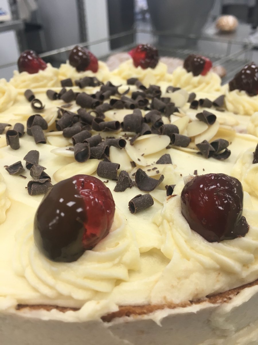 ‘Like and Retweet’ this picture of the Newly designed Sherry Trifle cake to get your hands on a free one!🍰 Winner will the drawn on the 1st Dec! Good luck eat cake🎂