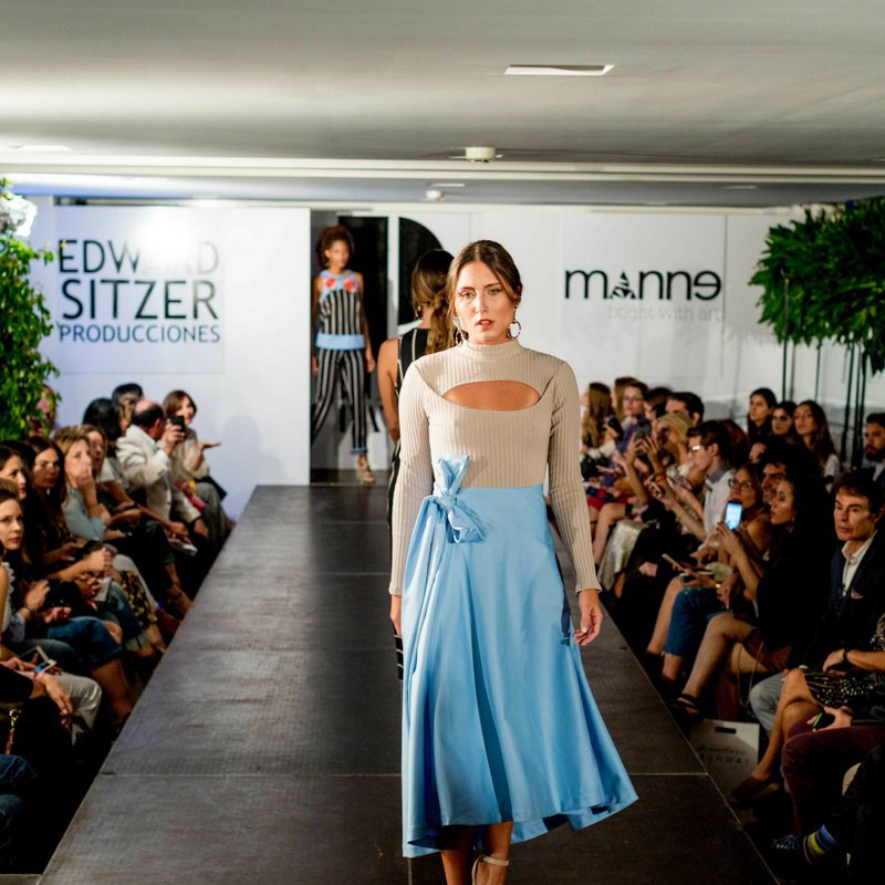 etiquetarevista's tweet photo. En NMZ el arte y la naturaleza coinciden como interpretación de piezas femeninas y elegantes para mujeres que disfrutan de un refinamiento al vestir. @nmz_natalia #RevistaEtiqueta #Moda #Fashion https://t.co/BGEuIJ08fz