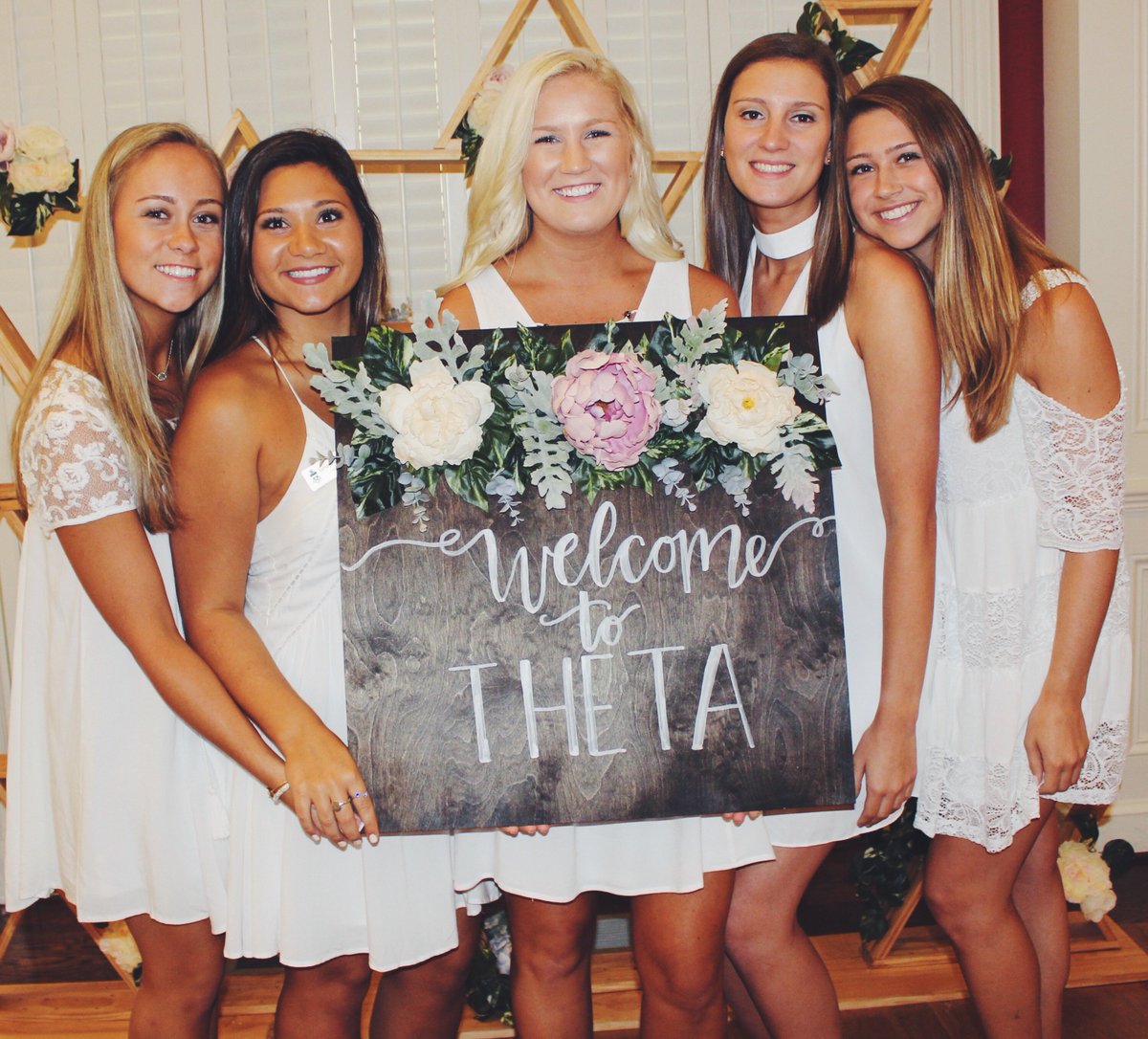 bamatheta's tweet photo. Thankful for our Theta sisters today and everyday. Wishing everyone a safe and happy Thanksgiving 🍂🦃 #bamatheta #thetathankful https://t.co/IJcE63oGwe