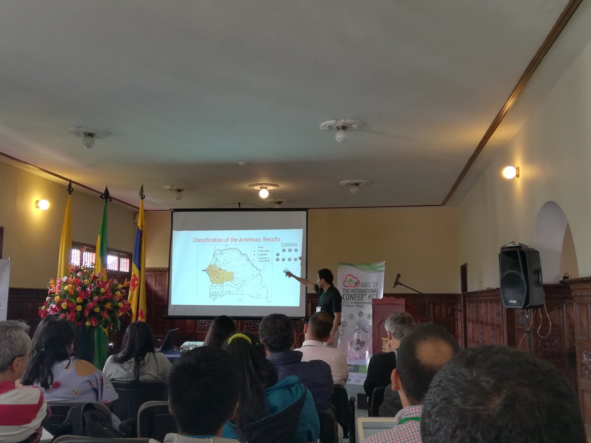 jrafaelbermudez's tweet photo. Lo mejor de #AACC2017, Javier Borondo nos habla del Big Data en el agro, excelente ejemplo de la necesaria articulación entre la producción de alimentos y las TIC. @RedRicclisa @crepic @AGrowingData https://t.co/CDWtb7M58L