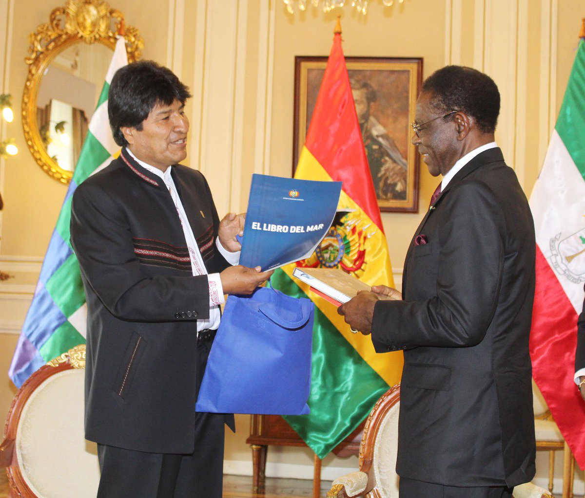 MinPresidencia's tweet photo. #Ahora
El Presidente @evoespueblo entrega #ElLibroDelMar al presidente de Guinea Ecuatorial, Teodoro Obiang Nguema Mbasogo que asiste al IV Foro de Países Exportadores de Gas https://t.co/6eSEimQ1aG