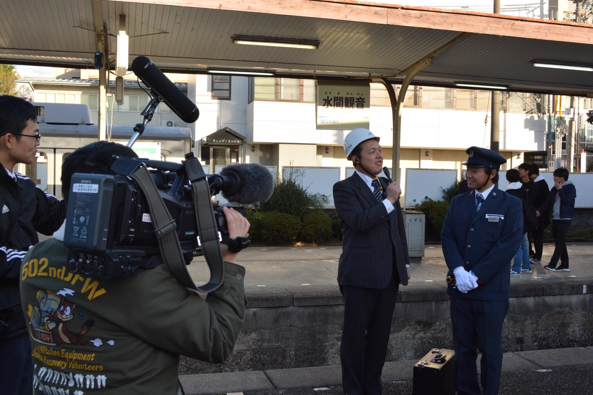 もはや本物？コスプレの概念を崩壊させるテレビの報道取材班のコスプレｗｗｗ