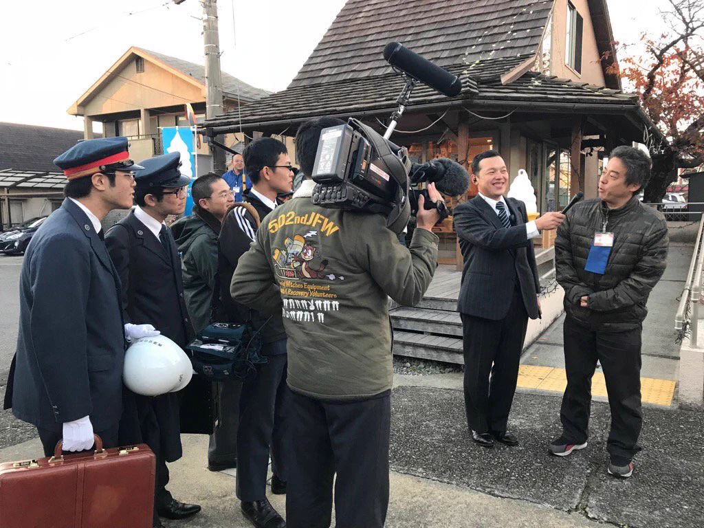 もはや本物？コスプレの概念を崩壊させるテレビの報道取材班のコスプレｗｗｗ