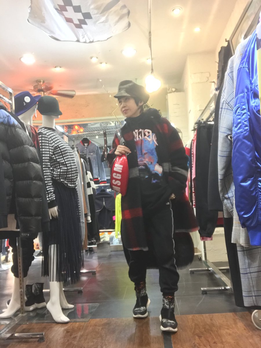 RINGselect's tweet photo. お店の中には、欲しい物だらけです😍これも、あれも、それも、どれも素敵〜〜
#marceloburon #マルセロブロン : #パーカー #シャツコート #靴下 #ブーツ
#msgm #エムエスジーエム : #バック #スウェットパンツ
#ジャックルコー : #帽子 https://t.co/GVA1iMPelm