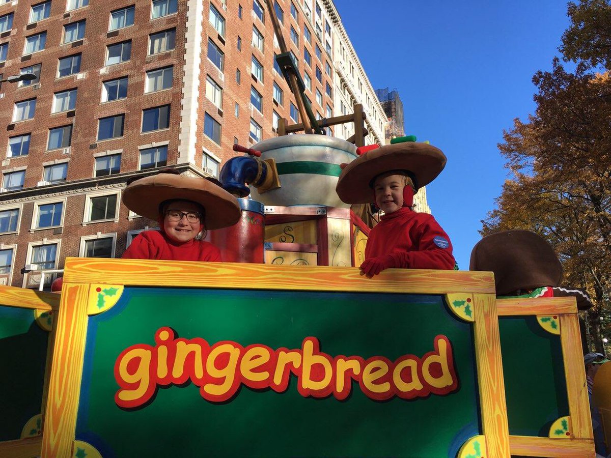 dominosugar's tweet photo. #DidYouKnow? Our Cookie Express has enough room in its train cars to carry over 450,000 cookies! That’s enough for every participant in the #MacysParade and all of Pittsburgh! There’s plenty of space for sweets on the #DominoSugarFloat 🍪🍬🍫 https://t.co/04tPms2Cgt