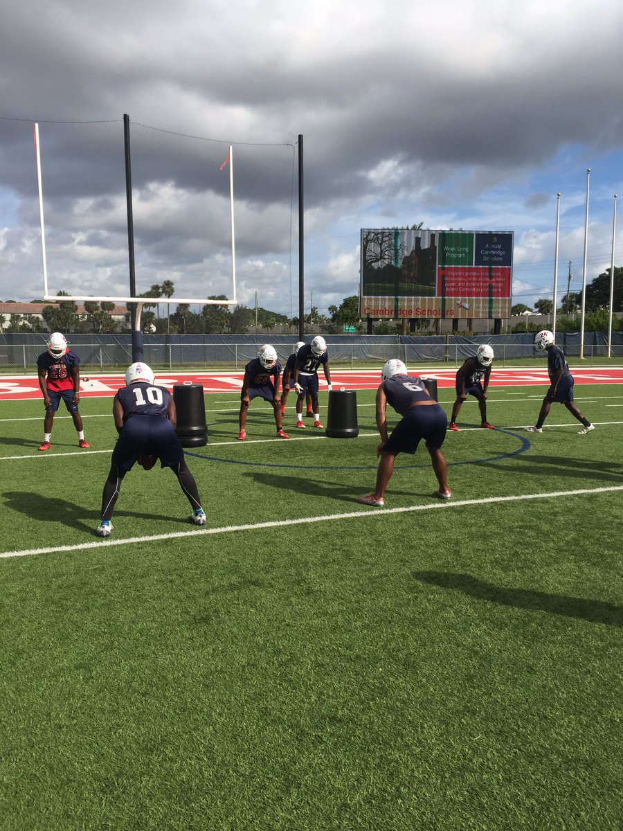 TheCoachKent's tweet photo. Happy Thanksgiving from the @GoOxbridge Football Team! #BestDayToPractice #BuiltDifferent #BuiltRight https://t.co/T7mFCllIjk