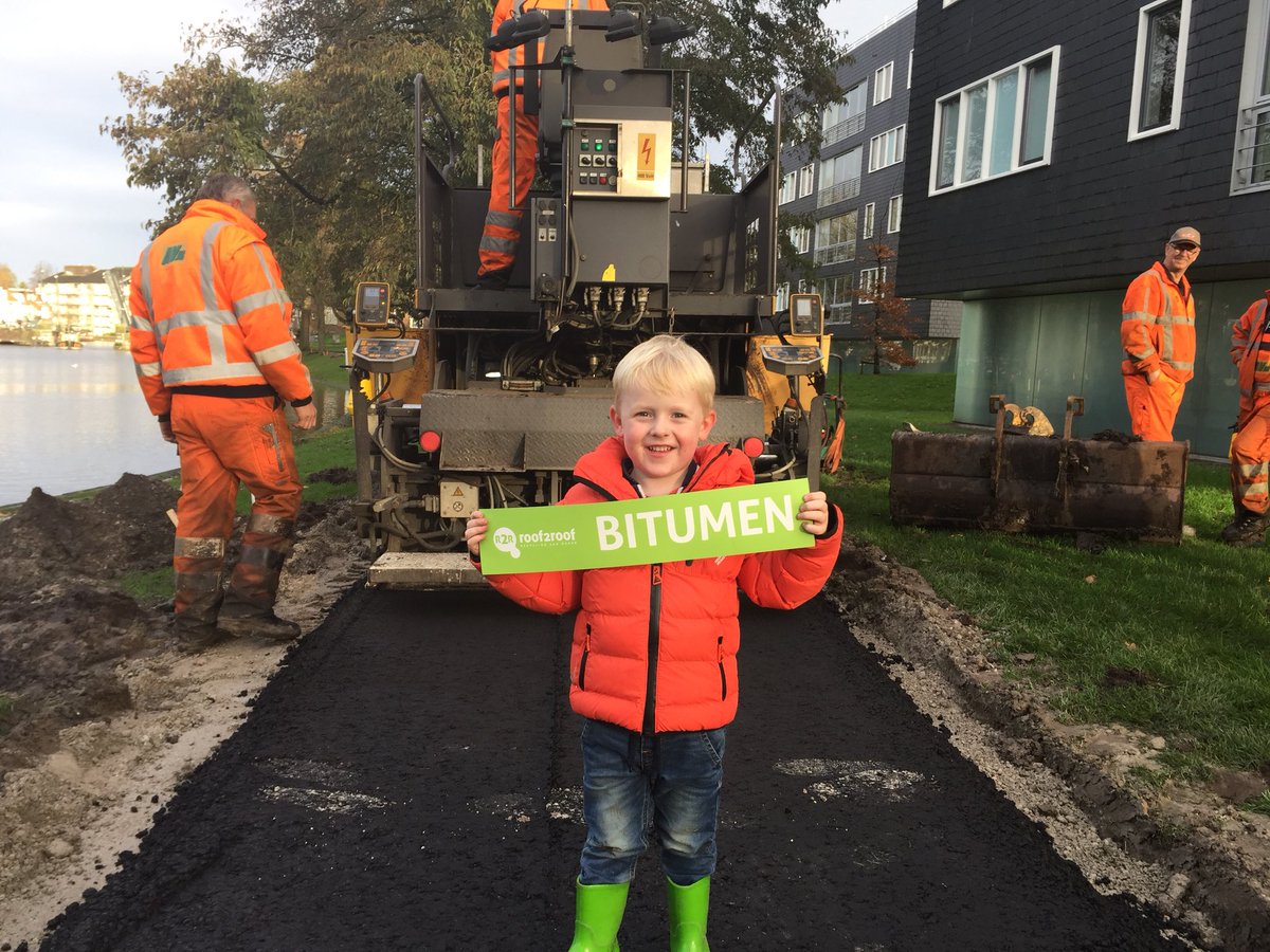Groen asfalt van Roof2Road voor <a href="/Gemeente_Lwd/">Gemeente Leeuwarden</a> voor culturele Hoofdstad 2018 <a href="/Roof2Roof/">Roof2Roof</a> @JansmaDrachten #bitumenrecycling