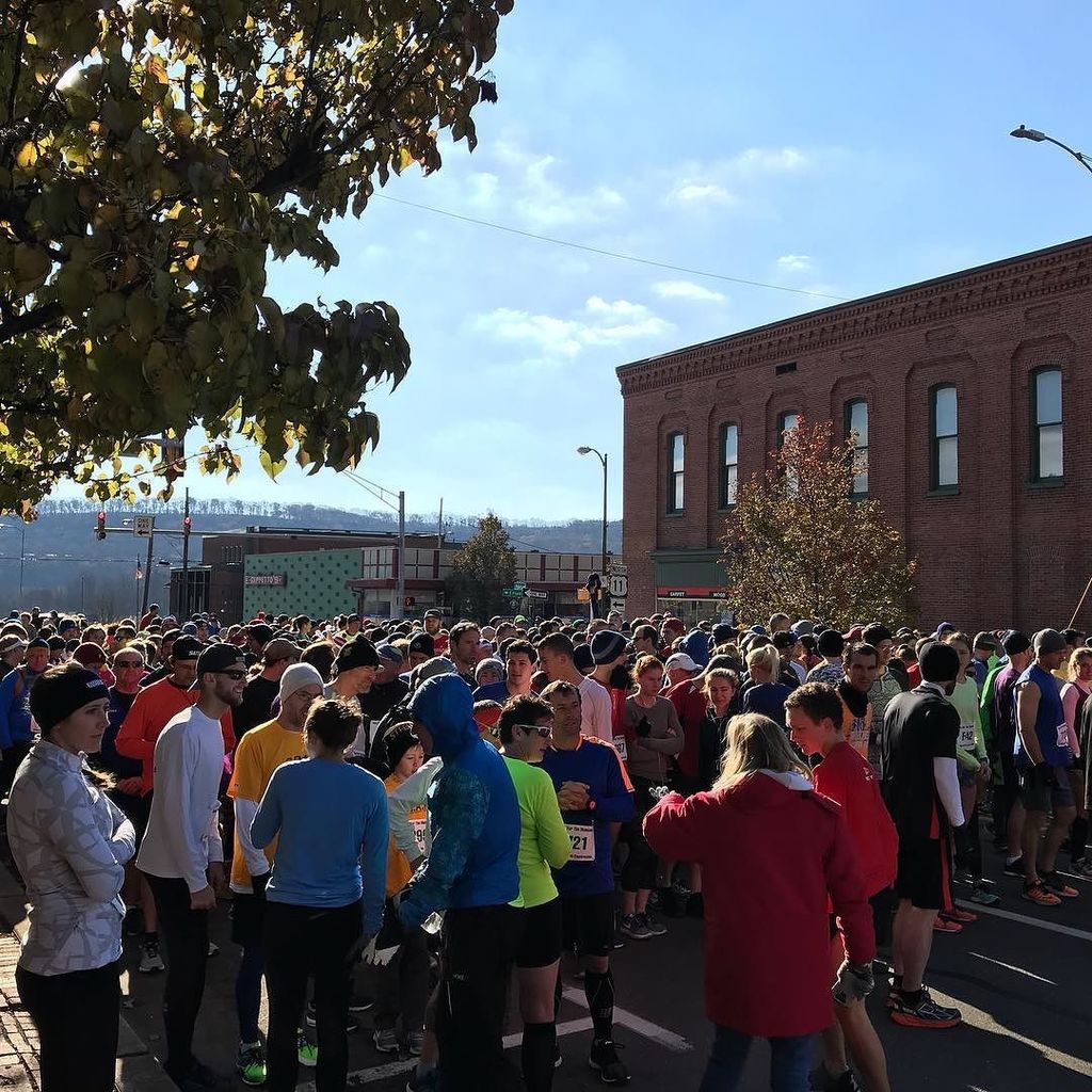 jamesgarringer's tweet photo. Runners about to #runforthediamonds https://t.co/if6LF7gnfR https://t.co/rC5mg0dMTc