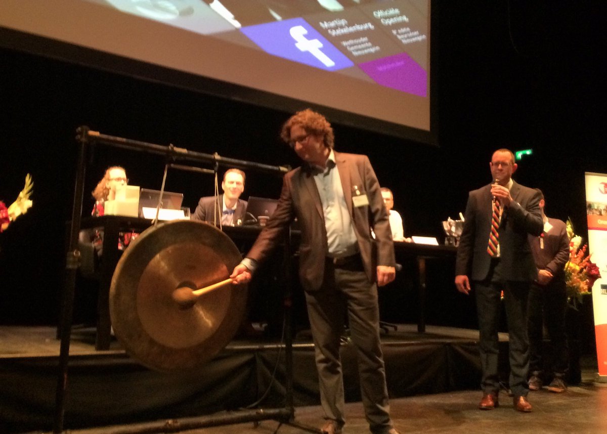 Wethouder @spmartijn opent de beursvloer van <a href="/MBO_Nieuwegein/">SamenVoorNieuwegein</a> in <a href="/DEKOMNieuwegein/">DE KOM</a> #beursvloernieuwegein