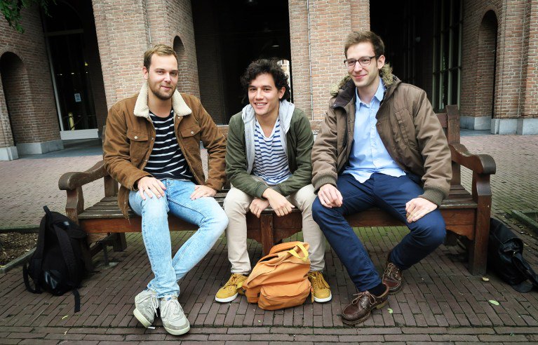 De drie Groningse studenten die een draagbaar infuus op de markt willen brengen, hebben 25.000 euro gewonnen voor hun start-up. ukrant.nl/25-000-voor-dr…