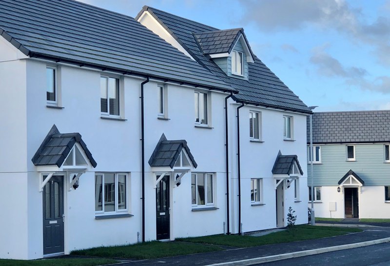 cornwallhousing's tweet photo. The last finishing touches are being made to the 23 new Council homes in Goonhavern. 23 local families will soon be moving in - just in time for Christmas! #tenantsattheheartofwhatwedo #Cornwall #HomesinCornwall #SocialHousing https://t.co/6Avzvnn4db