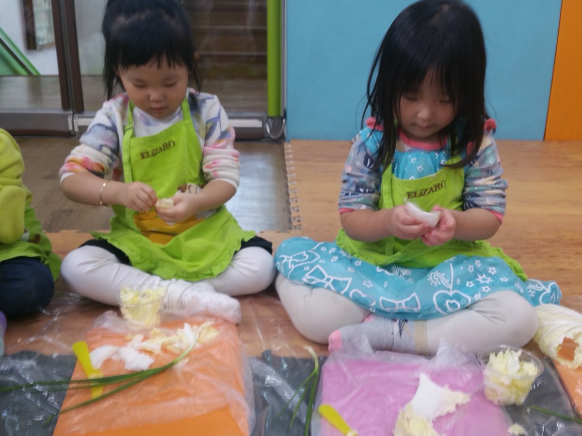 #성남시국공립고등동복지관어린이집 
영아반 친구들이 오감놀이 활동이 있었습니다...배추,파, 당근 등을 자르기도 하고 찢어보기도 하고 먹어보기도 하여 김치 재료들을 탐색해 볼 수 있었어요...완성된  백김치는 3일 후 가정에서 먹어 보기도 했답니다^^